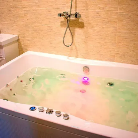 Jacuzzi Vip Smart Aparthotel, панорамный вид центр минска Aparthotel Minsk